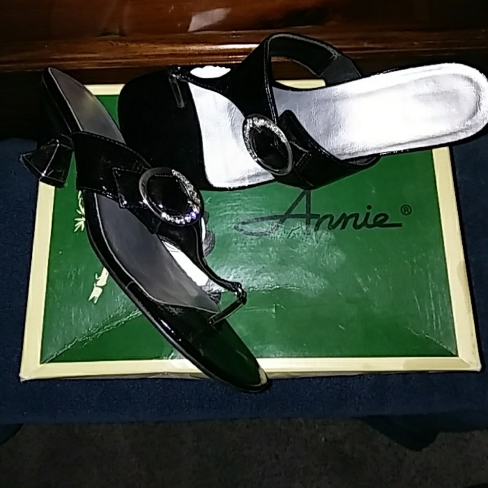Black leather sandals with silver rhinestone buckl